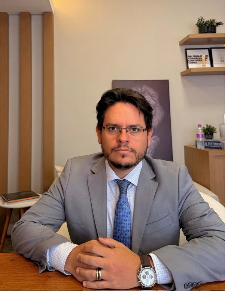 Dr. Gilberto Canhadas Filho em seu escritório